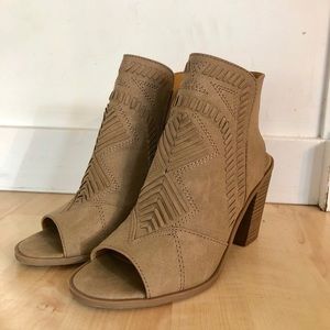 Edwina Boots Booties Universal Thread size 6.5